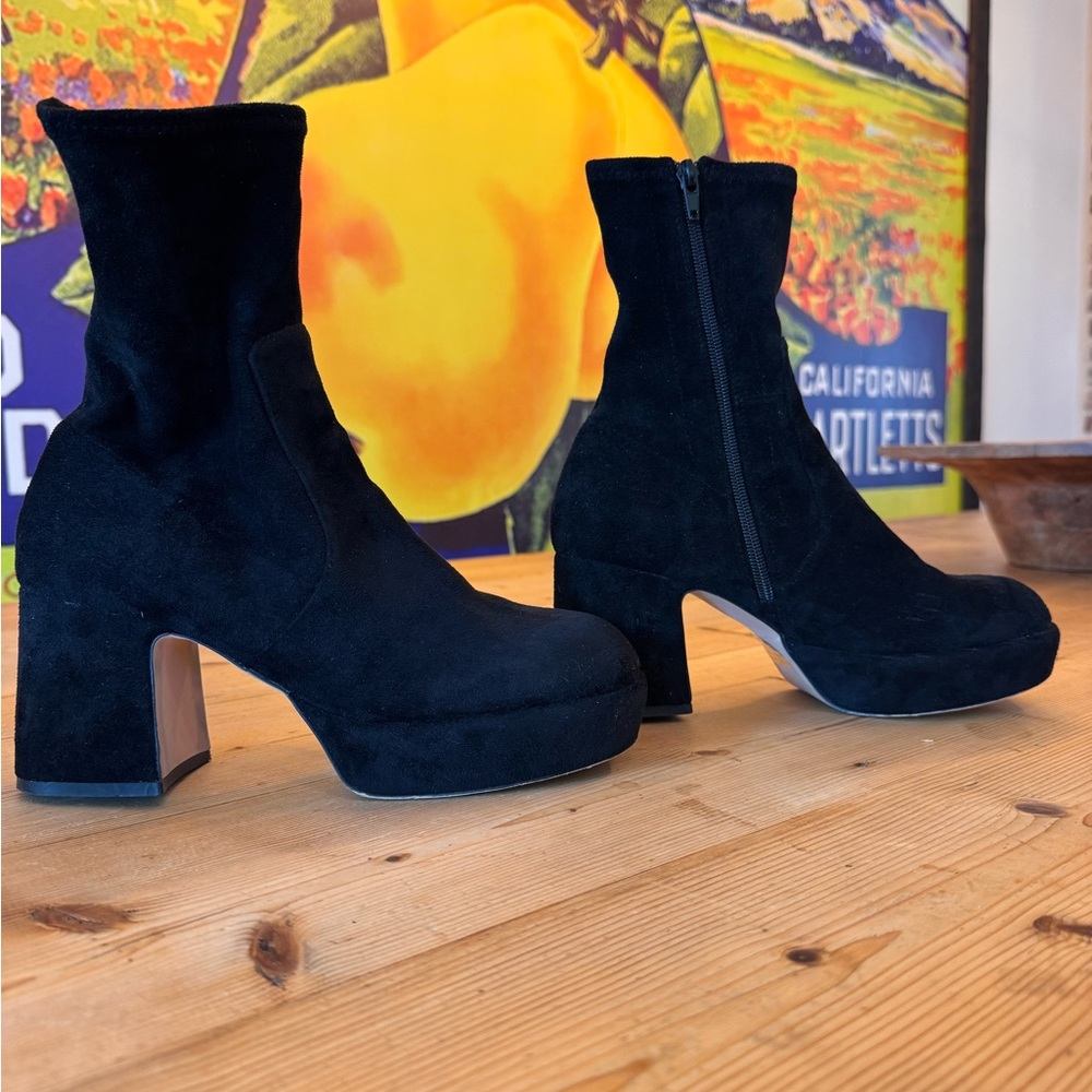 Silent D platform boots